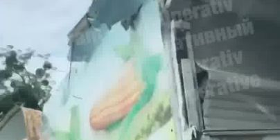 У Києві водій вантажівки не вписався у шляхопровід і зніс пів даху: з'явилося відео