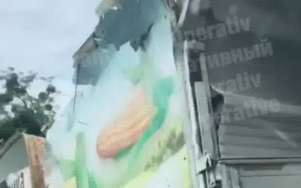 У Києві водій вантажівки не вписався у шляхопровід і зніс пів даху: з'явилося відео