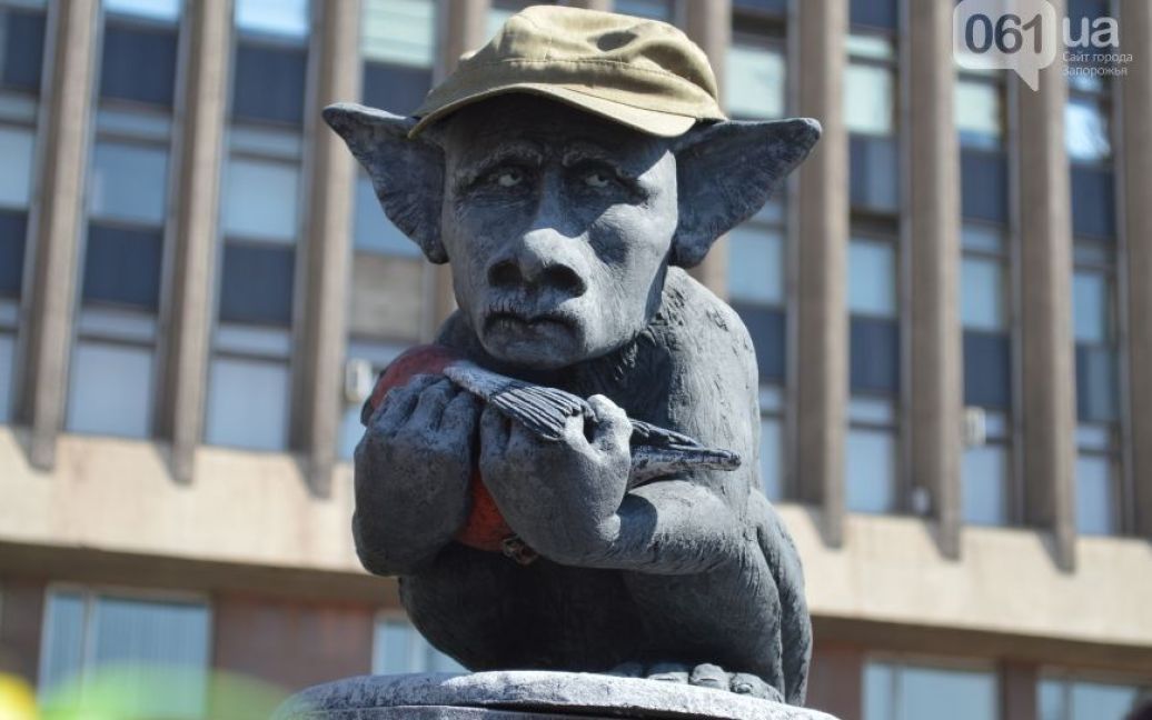Скульптуру установили возле здания ОГА / © http://www.061.ua/