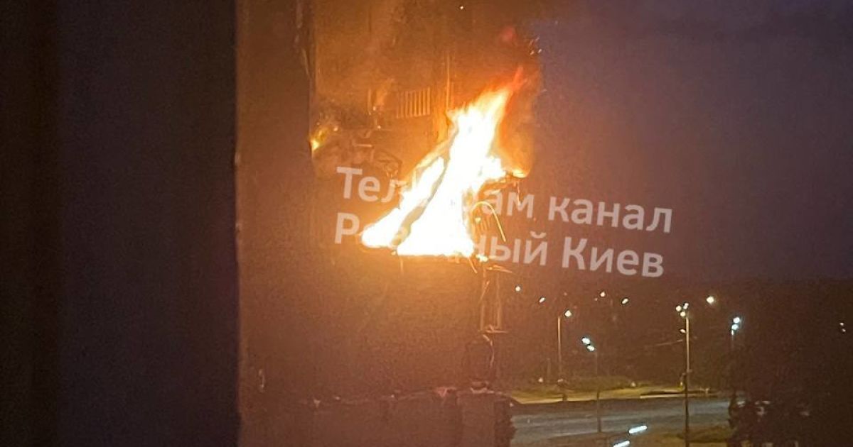 У Києві ймовірно після вибуху газу спалахнула пожежа