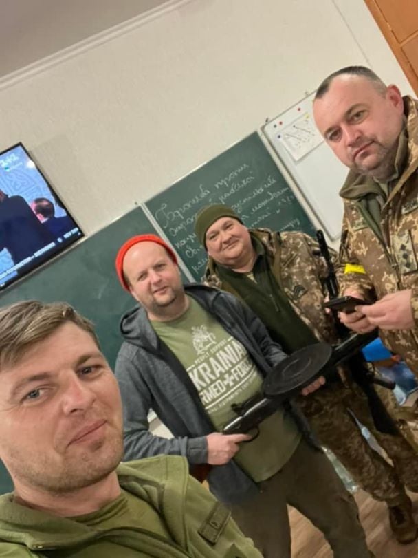 Віктор Бронюк разом з іншими учасниками тероборони / © instagram.com/viktorbronyuk_official