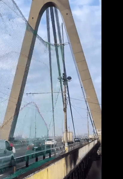 Сітки на мостах у Києві від «Шахедів»