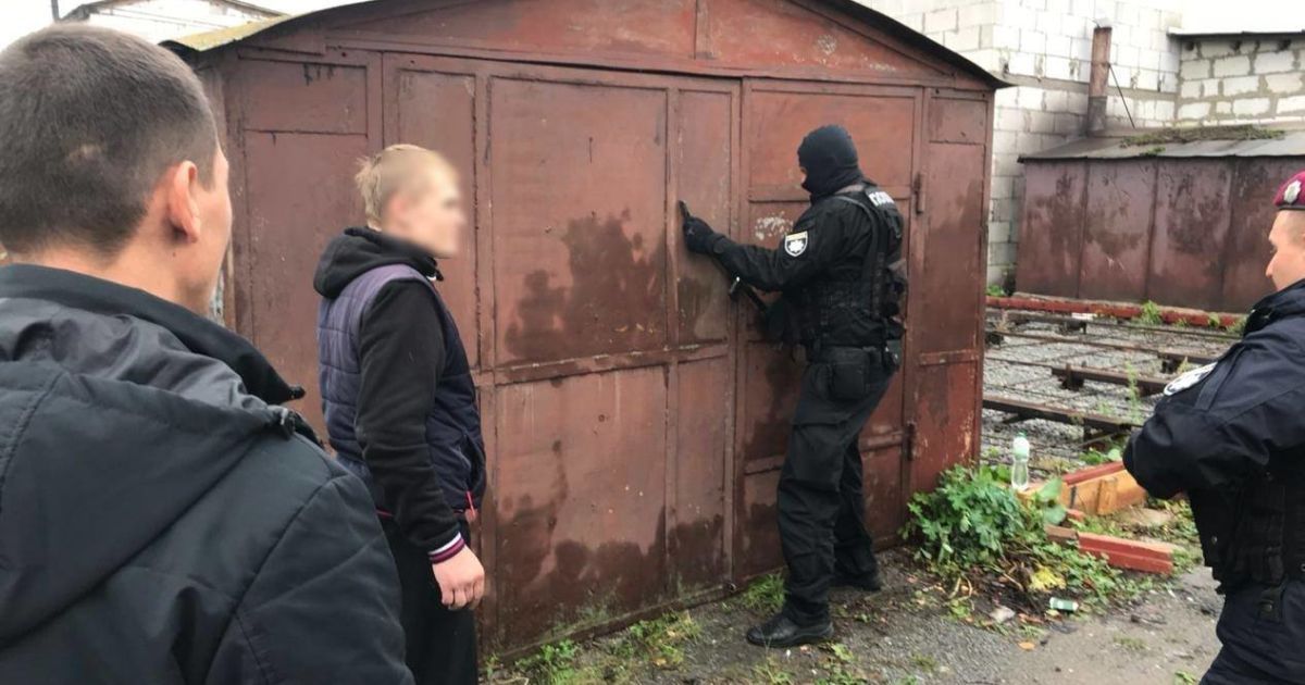 Поліцейські встановили власника шести гаражів – місцях розукомлектації викрадених автівок. / © Полиция Киевской области