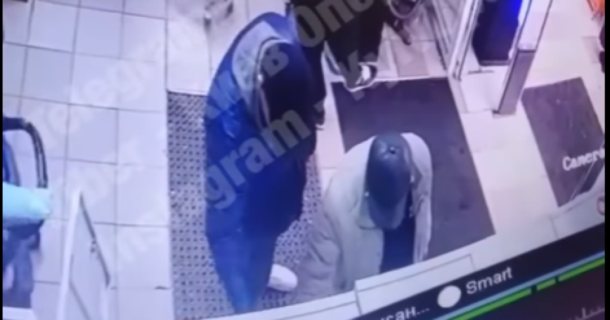 В одном из супермаркетов Киева охранник помог вору обокрасть покупателя: видео