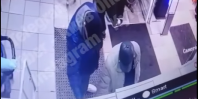 В одному із супермаркетів Києва охоронець допоміг злодію обікрасти покупця: відео