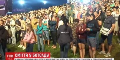 Сміття і витоптана трава: ботсад у Києві вже тиждень не може оговтатися від гучного концерту