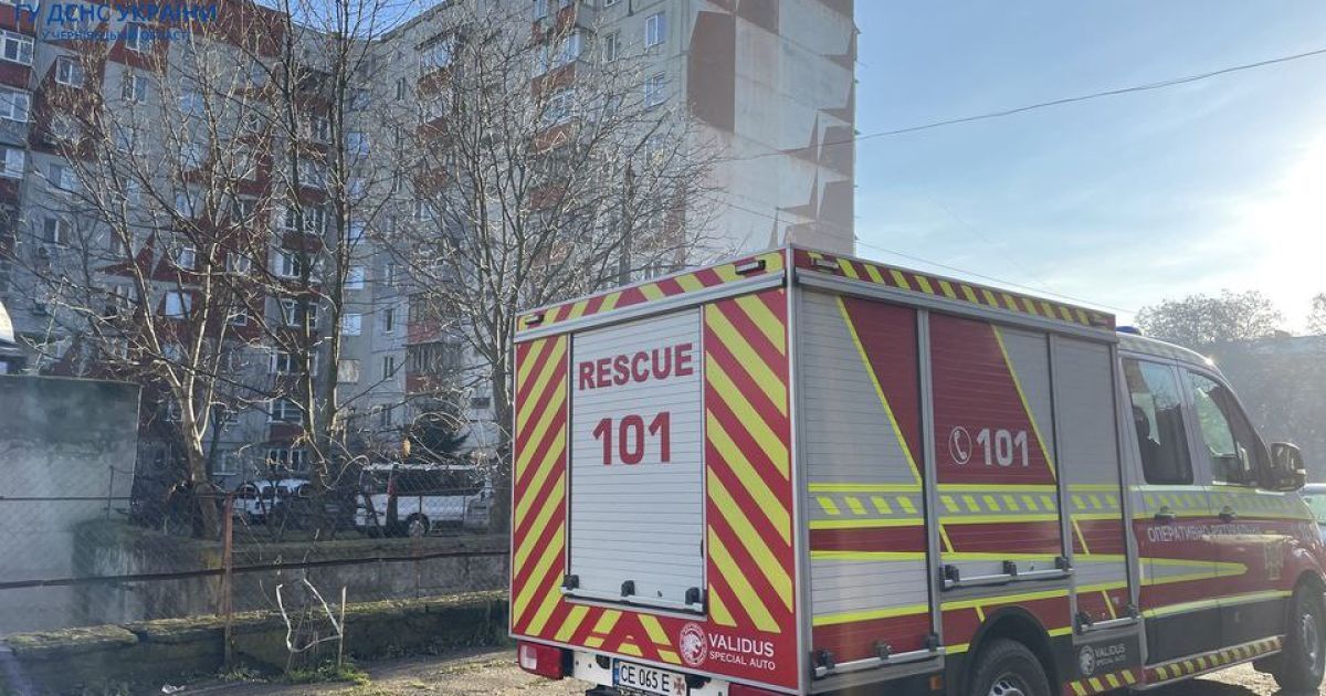 В Черновцах спасатели освободили девочку – ее нога застряла в батарее (фото)