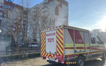 В Черновцах спасатели освободили девочку – ее нога застряла в батарее (фото)