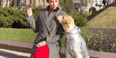 У розкішній червоній сукні і з собакою: Катя Осадча на прогулянці