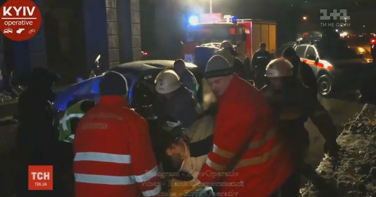 В Киеве спасают водителя, который чудом выжил после столкновения с бетонной опорой