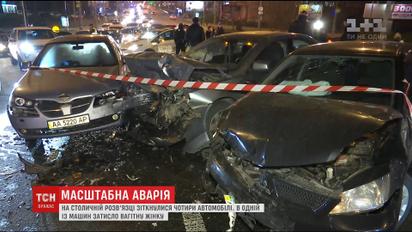 Беременная женщина оказалась заблокирована в машине во время ДТП с участием четырех авто