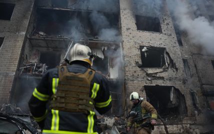 Ракета упала в 10 метрах: что происходит на месте атакованной многоэтажки в Киеве