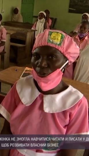 В Нигерии женщина впервые села за школьную парту в 50 лет