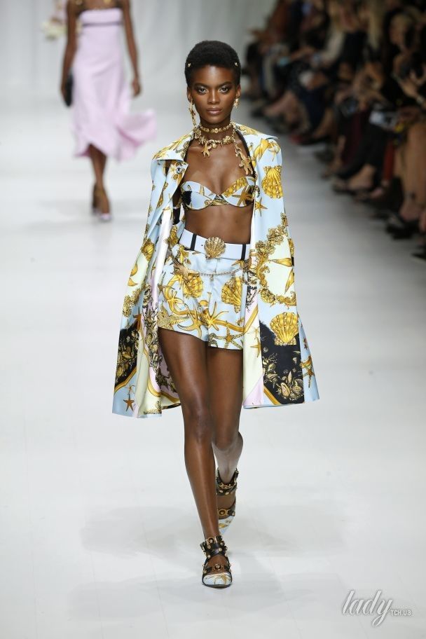 Коллекция Versace прет-а-порте сезона весна-лето 2018 / © East News