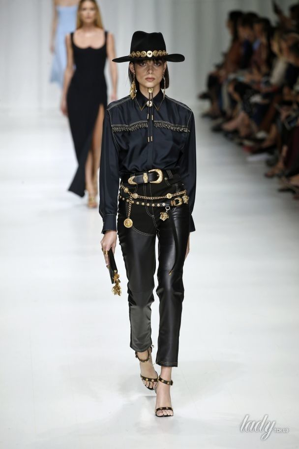 Коллекция Versace прет-а-порте сезона весна-лето 2018 / © East News