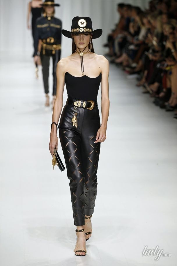 Коллекция Versace прет-а-порте сезона весна-лето 2018 / © East News