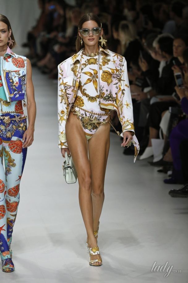 Коллекция Versace прет-а-порте сезона весна-лето 2018 / © East News