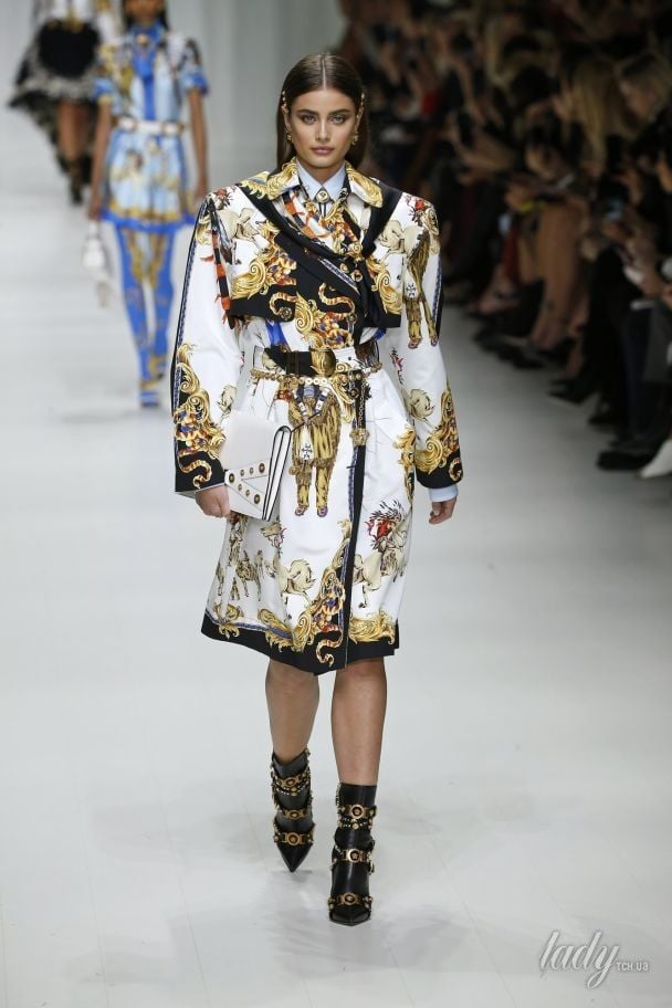 Коллекция Versace прет-а-порте сезона весна-лето 2018 / © East News