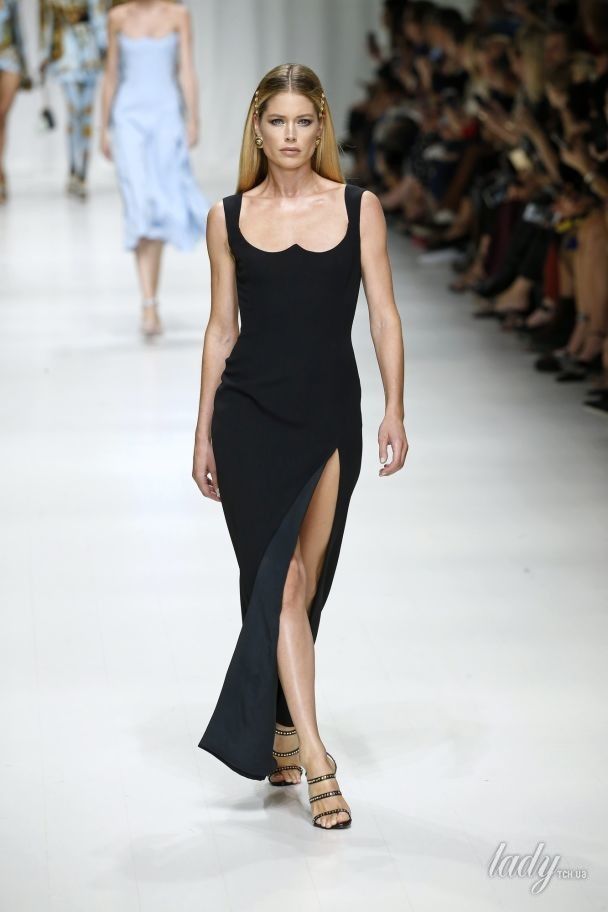 Коллекция Versace прет-а-порте сезона весна-лето 2018 / © East News