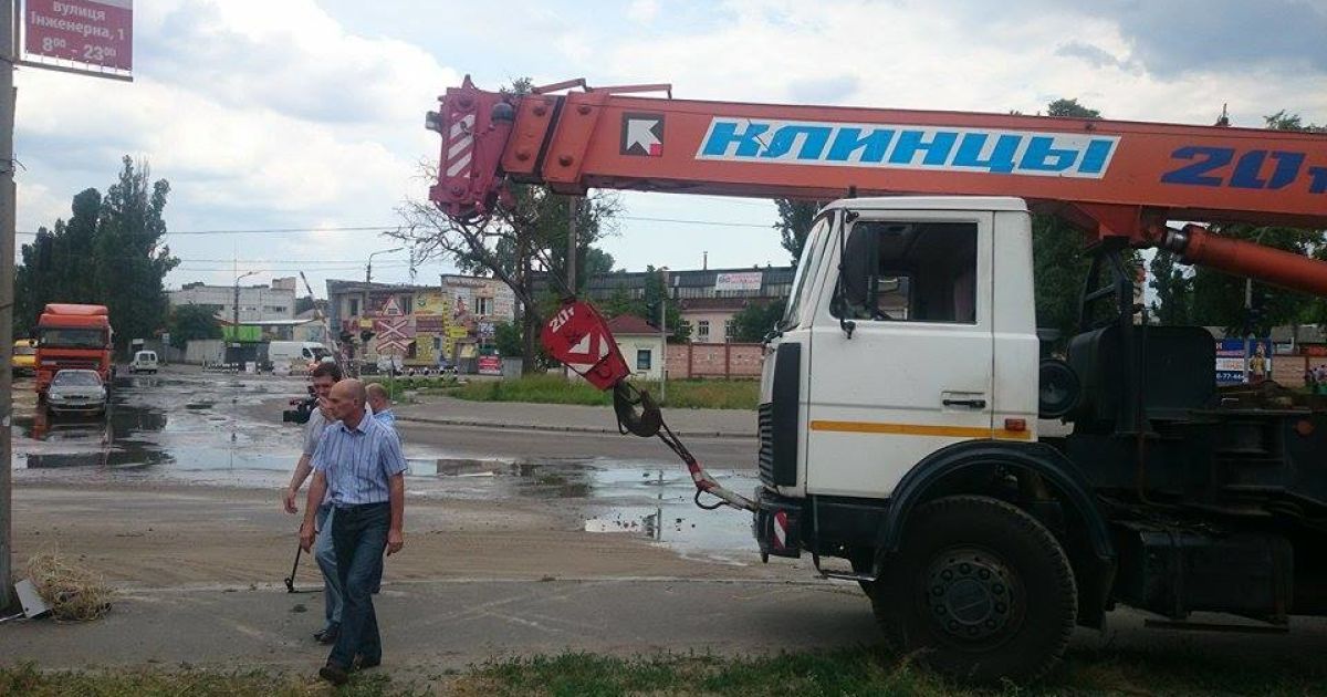 Горячей водой залило дорогу / © Фото Ивана Воробьева/ТСН