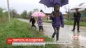 Творчість на бездоріжжі: у Львівській області діти посадили на дорозі картоплю