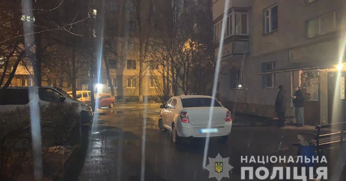 У Київській області хлопець заступився за матір та отримав удар ножем від сусідки