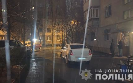 У Київській області хлопець заступився за матір та отримав удар ножем від сусідки