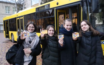 В Киеве стартовал эксперимент с электронными ученическими билетами