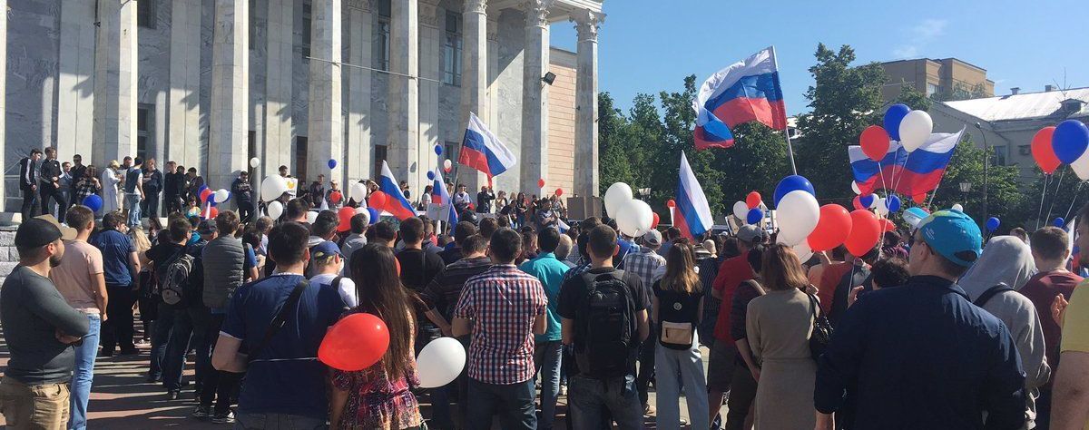 В день России по всей стране активисты вышли на "прогулку" против коррупции