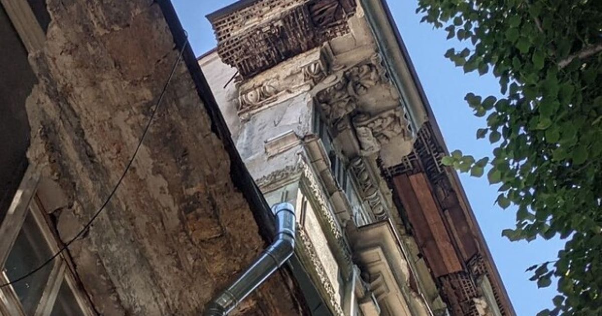 В Одессе на туриста обвалился кусок фасада дома: у мужчины рассечение головы (видео)