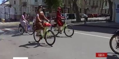 У центр Одеси виїхали чудернацькі велосипеди