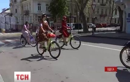 У центр Одеси виїхали чудернацькі велосипеди