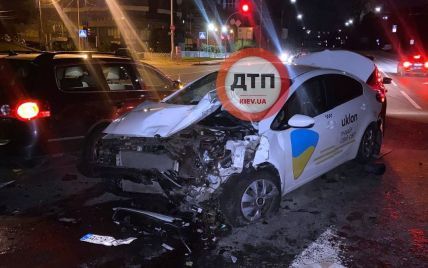 В Киеве пьяный таксист на скорости протаранил авто (фото)
