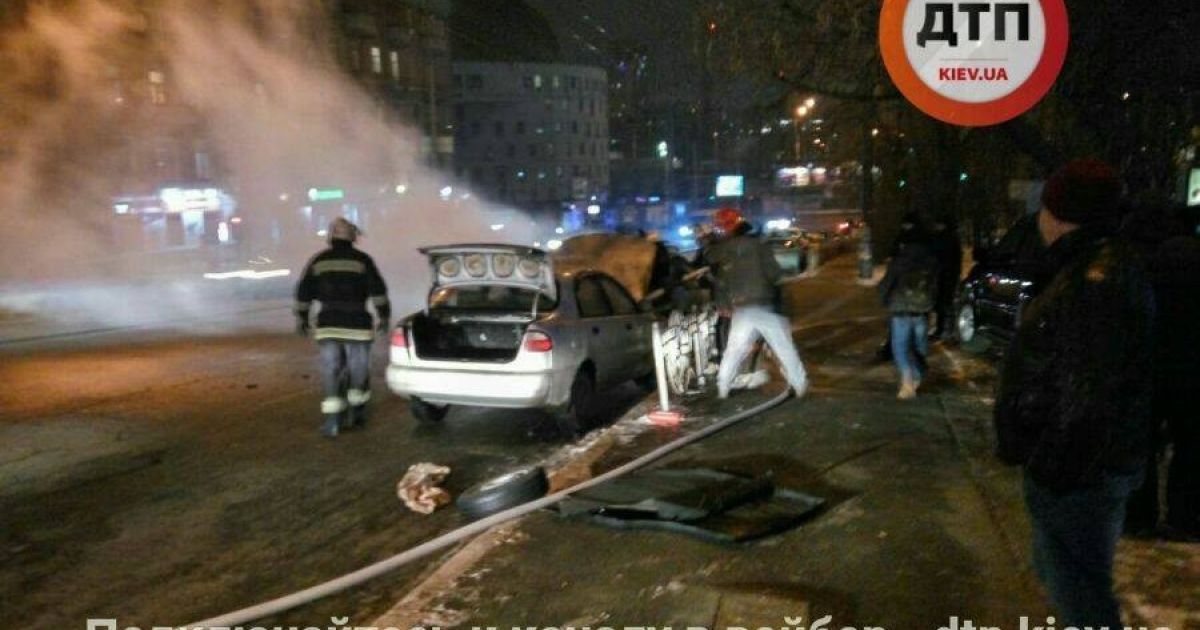 У Києві у Солом'янському районі спалахнув автомобіль