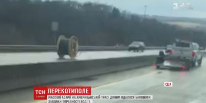 У США падіння велетенської котушки з вантажівки мало не спричинило масштабну аварію