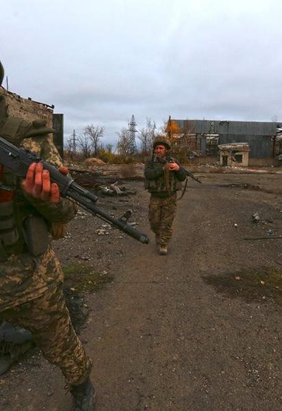 Коти і зброя: фотограф "кіборгів" оприлюднив емоційні фото з авдіївської "промки"