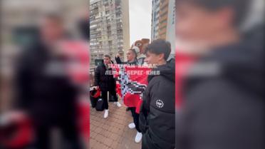 У Києві підлітки розгорнули прапор зі свастикою поруч з іграшкою пса Патрона