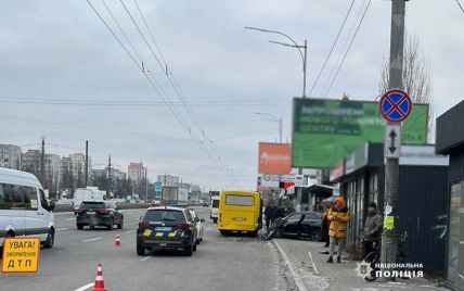 У Києві авто влетіло в легковик та автобус: загинув чоловік, що був на зупинці (фото)