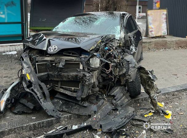 Toyota влетела в Mercedes и автобус, стоявший на остановке. Фото: полиция Киева.