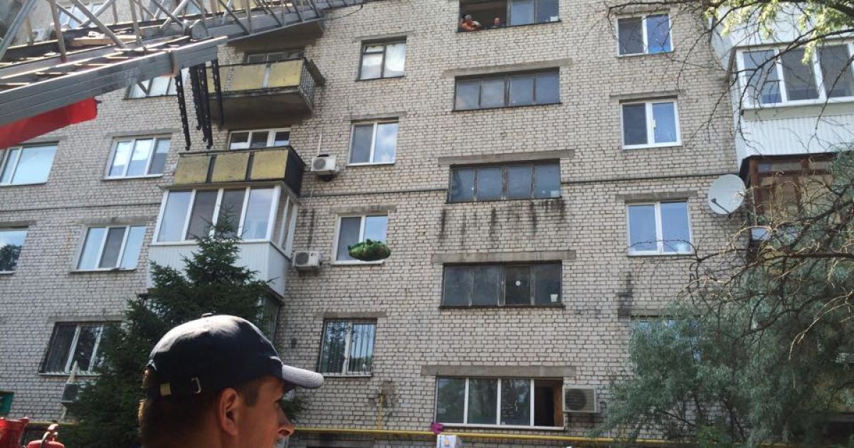 Пожежники викидають з квартири сміття, аби дістатись осередку пожежі / © Фото Валерії Ковалінської/ТСН