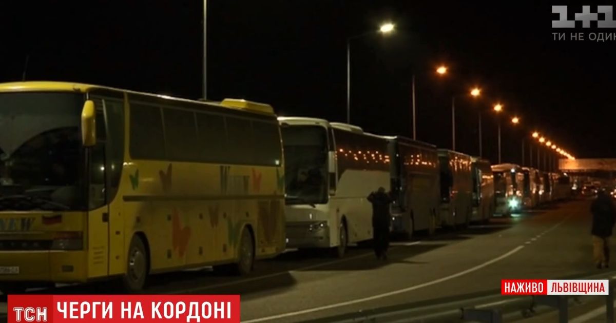 На кордоні України та Польщі утворилася велика черга з автобусів через нові митні правила