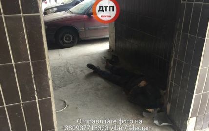 В Киеве бездомный умер под стенами больницы после отказа в лечении - соцсети