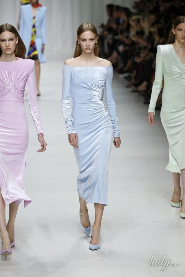 Коллекция Versace прет-а-порте сезона весна-лето 2018 / © East News