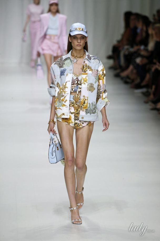 Коллекция Versace прет-а-порте сезона весна-лето 2018 / © East News