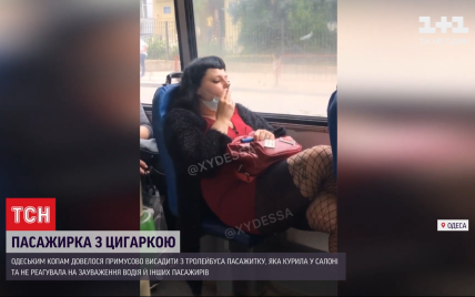 В Одесі жінка вляглася посеред тролейбуса і закурила: копам довелося виносити її на руках