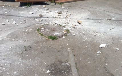 В Одесі зі старовинного будинку відвалився шматок карнизу і впав на авто: фото