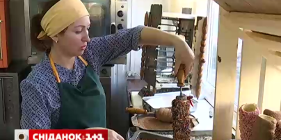 В центре Хмельницкого готовят традиционный чешское лакомство - тридло