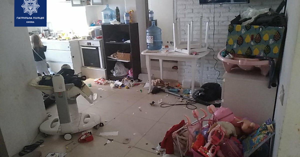Открыли воду и включили электроприборы. В Киеве отец оставил дома троих маленьких детей