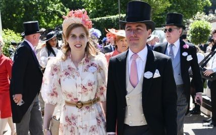 В платье-рубашке и с именным клатчем: принцесса Беатрис с мужем приехала на Royal Ascot