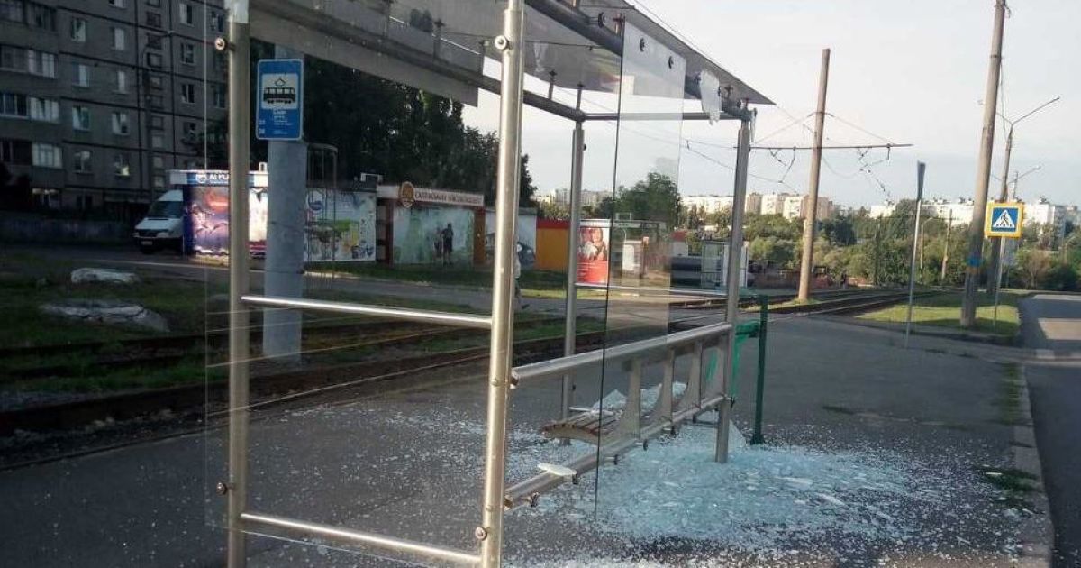 Росія вдарила по Харкову: поранено чоловіка, який стояв на зупинці (фото)